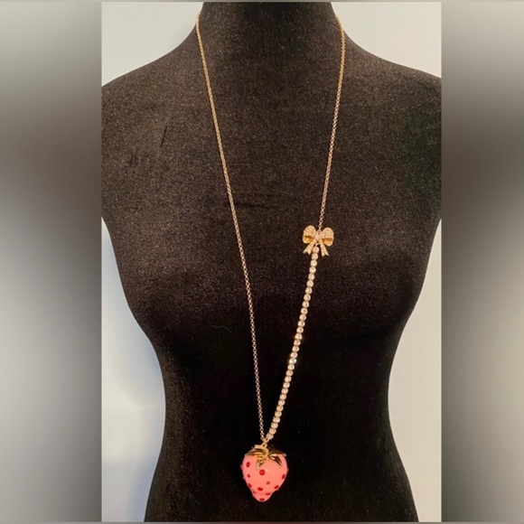 NWT ⚜️💖⚜️ Betsey Johnson Strawberry Rhinestone Bow Necklace - Picture 4 of 11